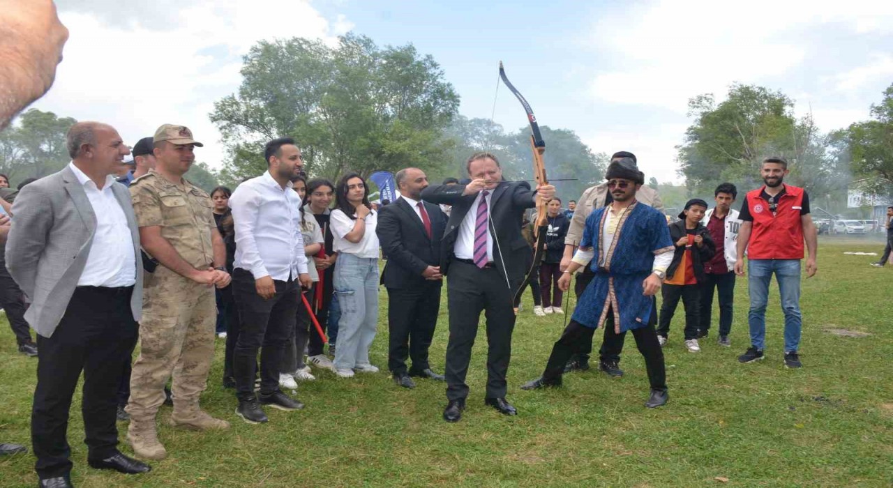 Bulanıkta çocuklar şenlikte gönüllerince eğlendi