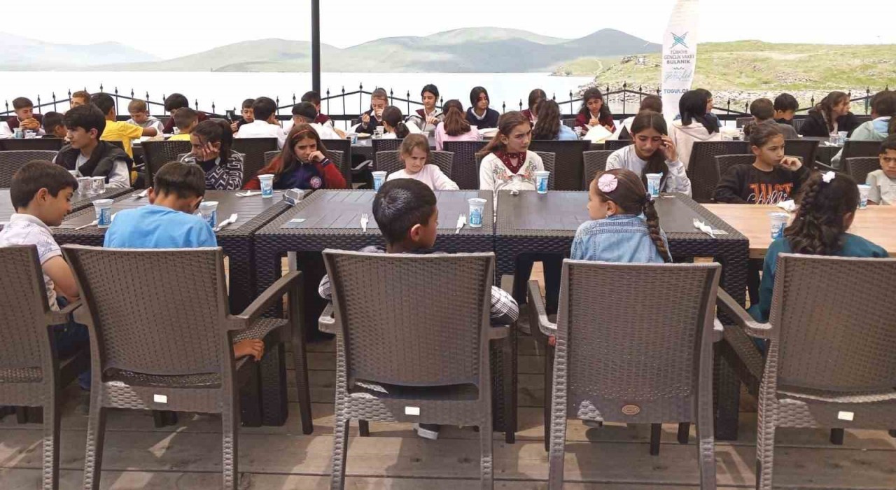 Bulanıkta öksüz ve yetim çocuklar sevindirildi