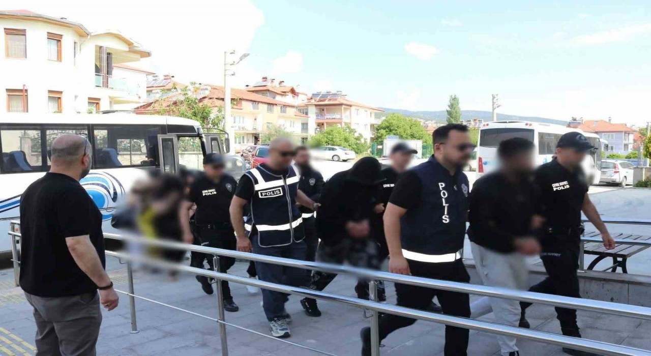 Burdurda fuhuş operasyonunda 8 şüpheli tutuklandı
