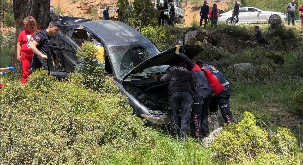 Burdurda kamyonet ile otomobil çarpıştı: 3 yaralı