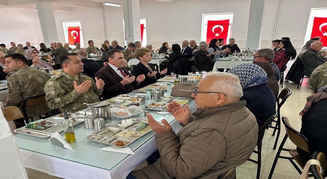 Burhaniyede Kaymakam Memiş, Şehit ve Gazi aileleri için düzenlenen yemeğe katıldı