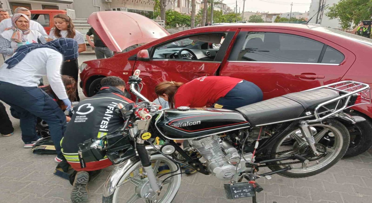 Burhaniyede motosiklet otomobile çarptı