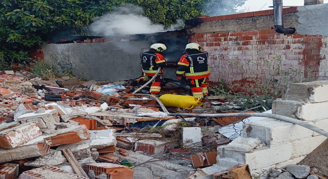 Burhaniyede tek katlı ev yandı