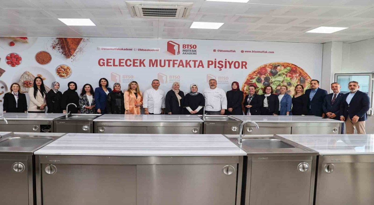Bursa protokolünün eşleri BTSO Mutfak Akademiye katıldı