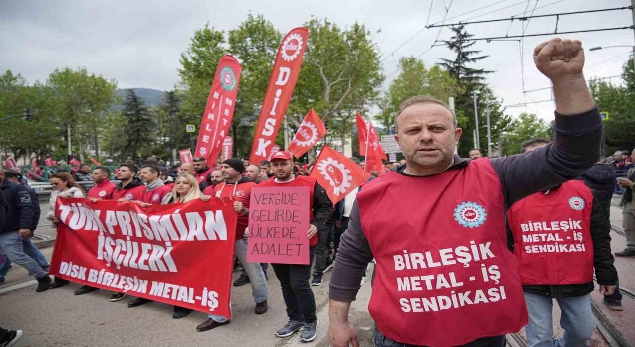 Bursada 1 Mayısı işçiler halaylarla kutladı