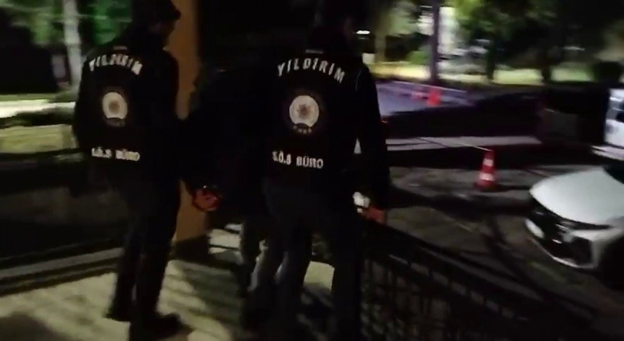 Bursada 27 yıl hapis cezasıyla aranan şüpheliye baca deliğinden operasyon yaptılar