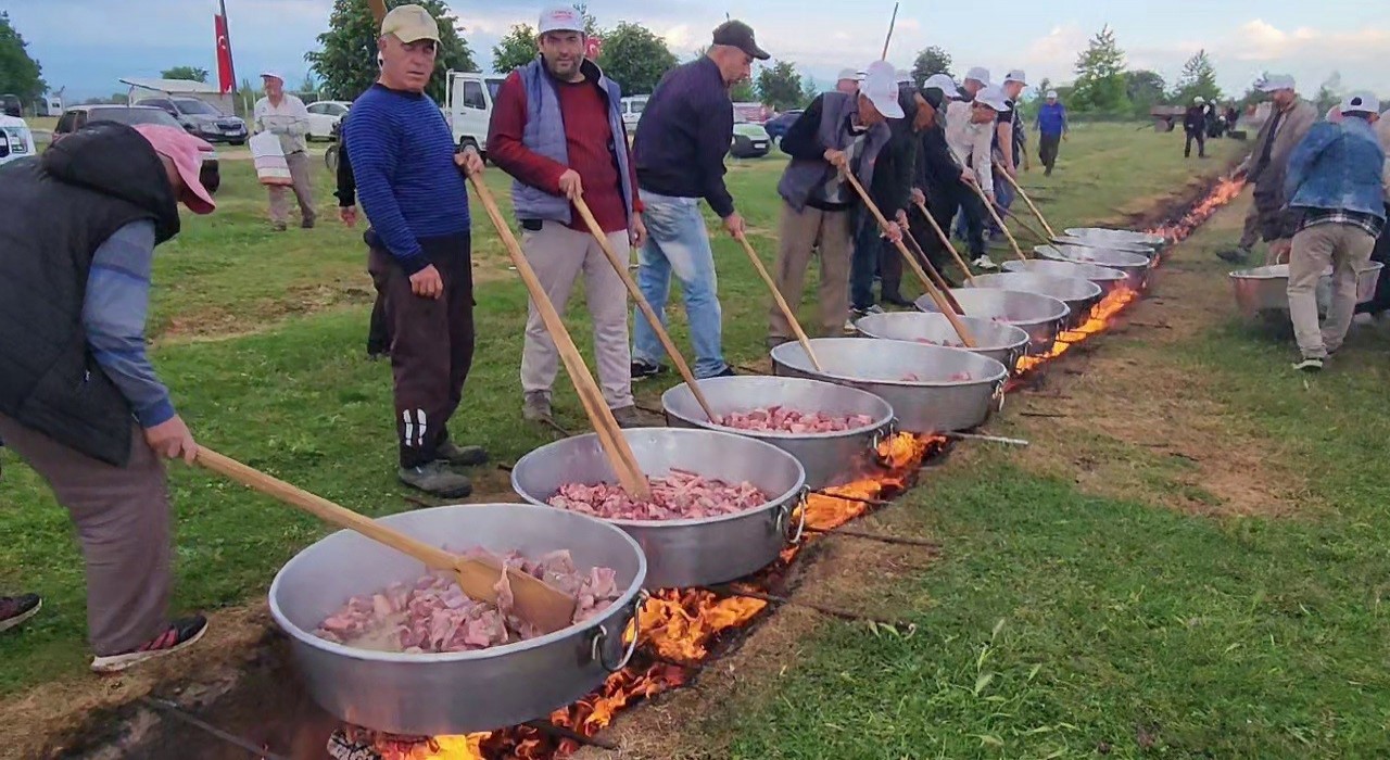 Bursada 80 yıllık gelenek...47 küçükbaş 2 büyükbaş kestiler