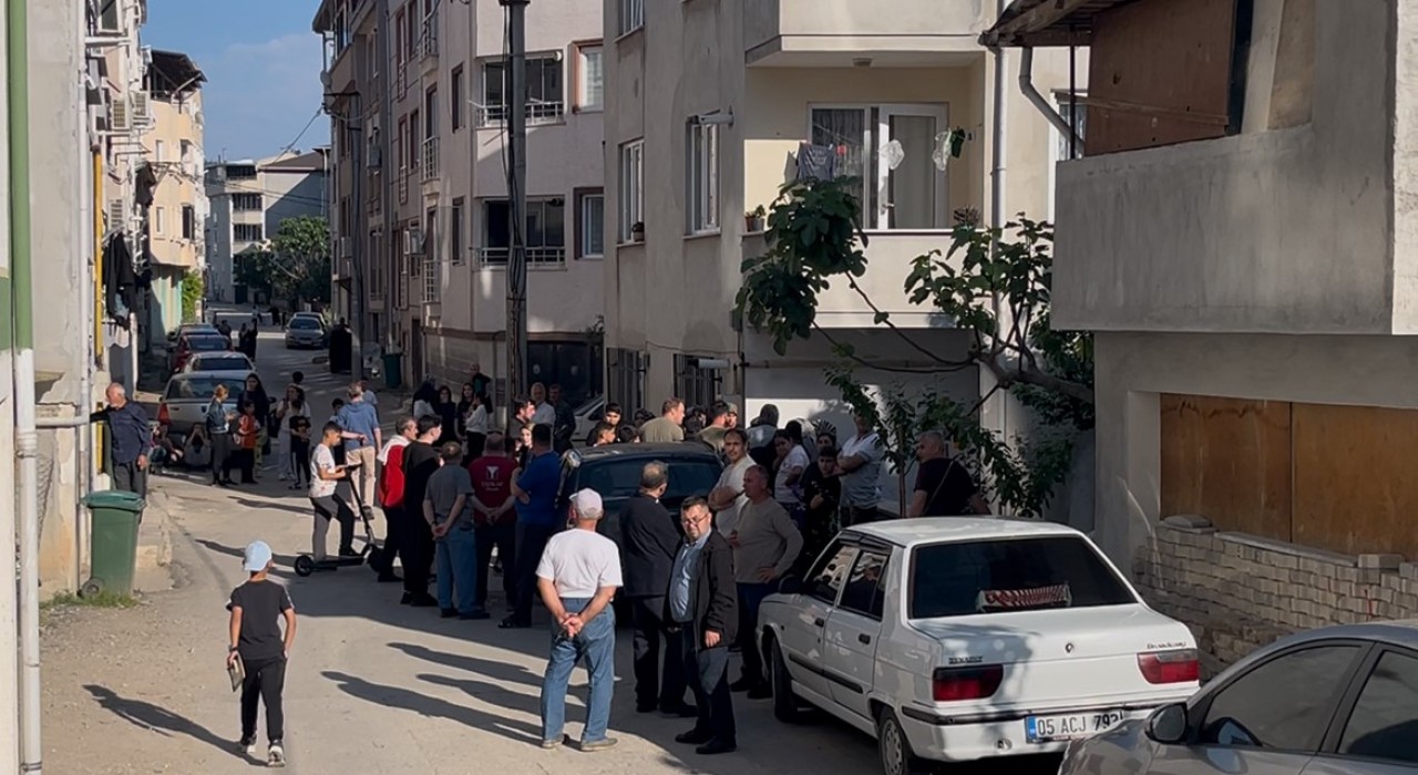 Bursada çöp atma kavgası: 1i ağır 3 yaralı
