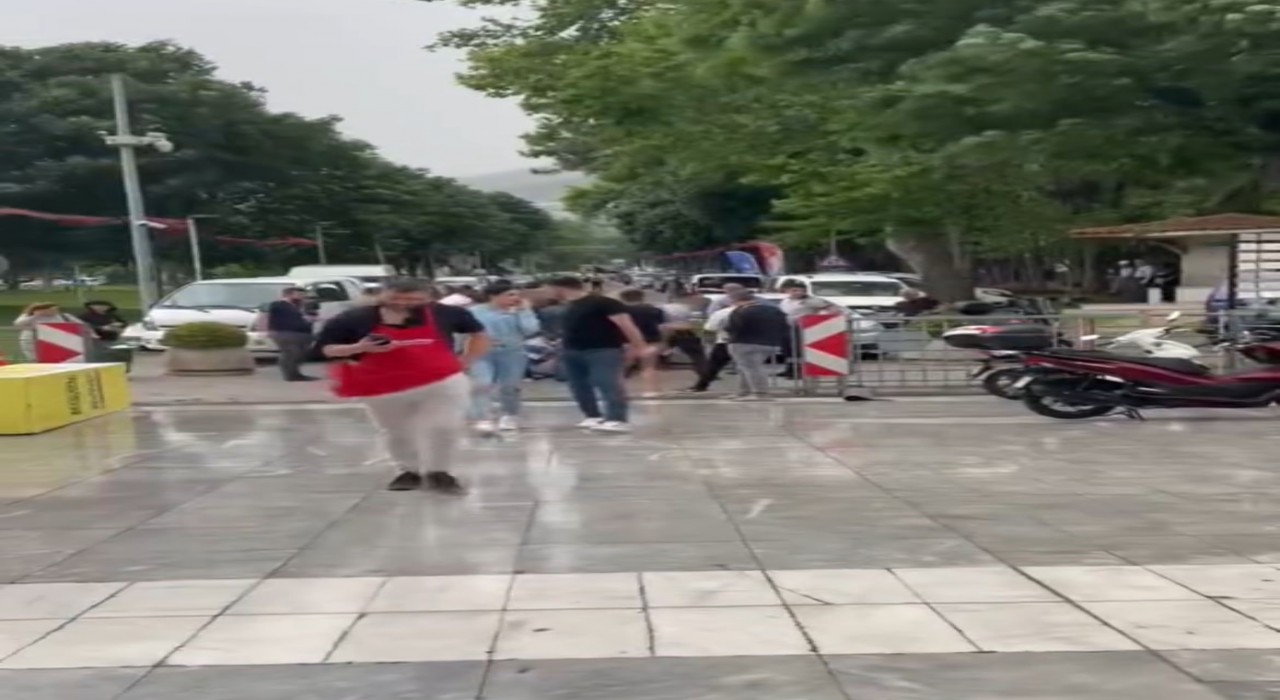 Bursada fırtına reklam panosunu uçurdu: Bir kişi yaralandı