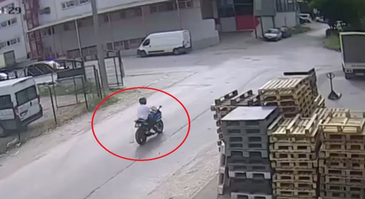 Bursada iki motosikletinin karıştığı kaza kamerada: 2 yaralı