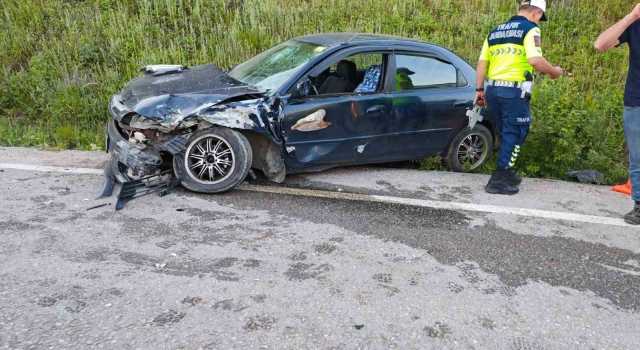 Bursada iki otomobil kafa kafaya çarpıştı: 3 yaralı