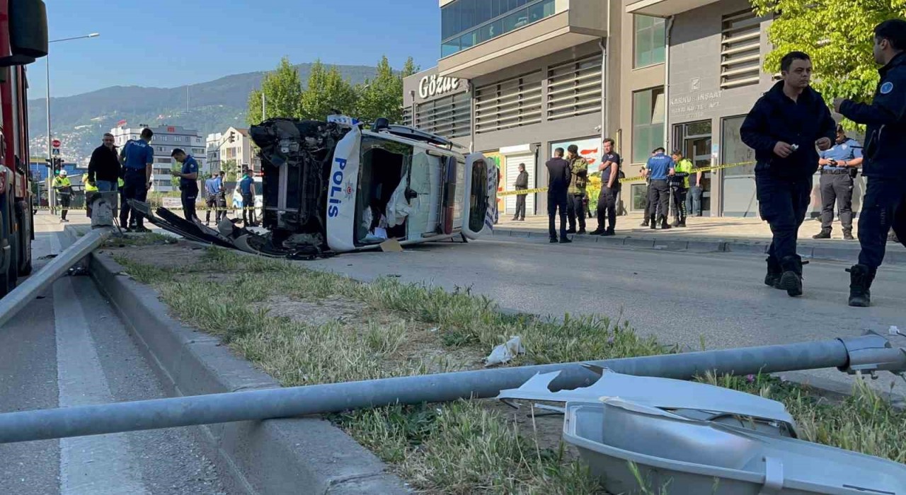 Bursada kadına şiddet ihbarından dönen polis aracı takla attı: 2si polis 4 yaralı