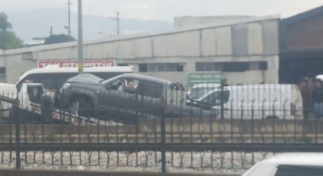 Bursada kontrolden çıkan araç durağa daldı