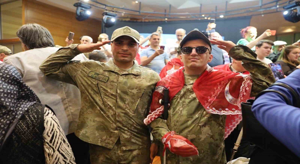 Bursada ‘özel askerler için kına eğlencesi