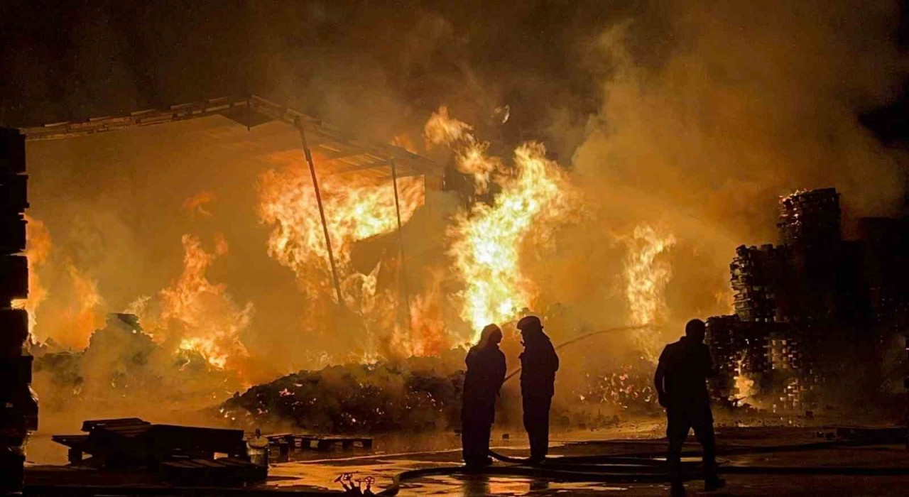 Bursada palet fabrikası alevlere teslim oldu