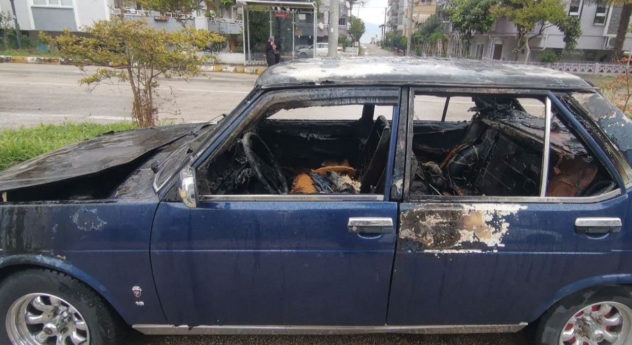 Bursada seyir halindeki otomobil alev aldı