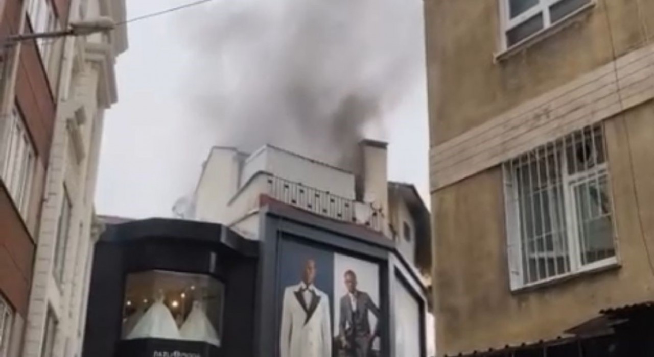 Bursada Tarihi Uzun Çarşıda korkutan yangın: Çatı katı alev alev yandı