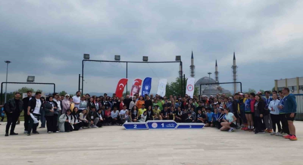 BUÜde Aileler Yarışıyor temalı oryantiring bayrak yarışı