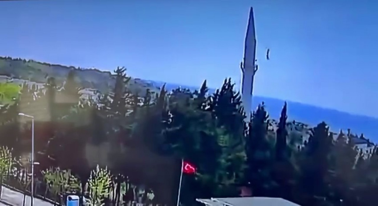 Büyükçekmecede depremin ardından caminin aleminin düştüğü anlar kamerada