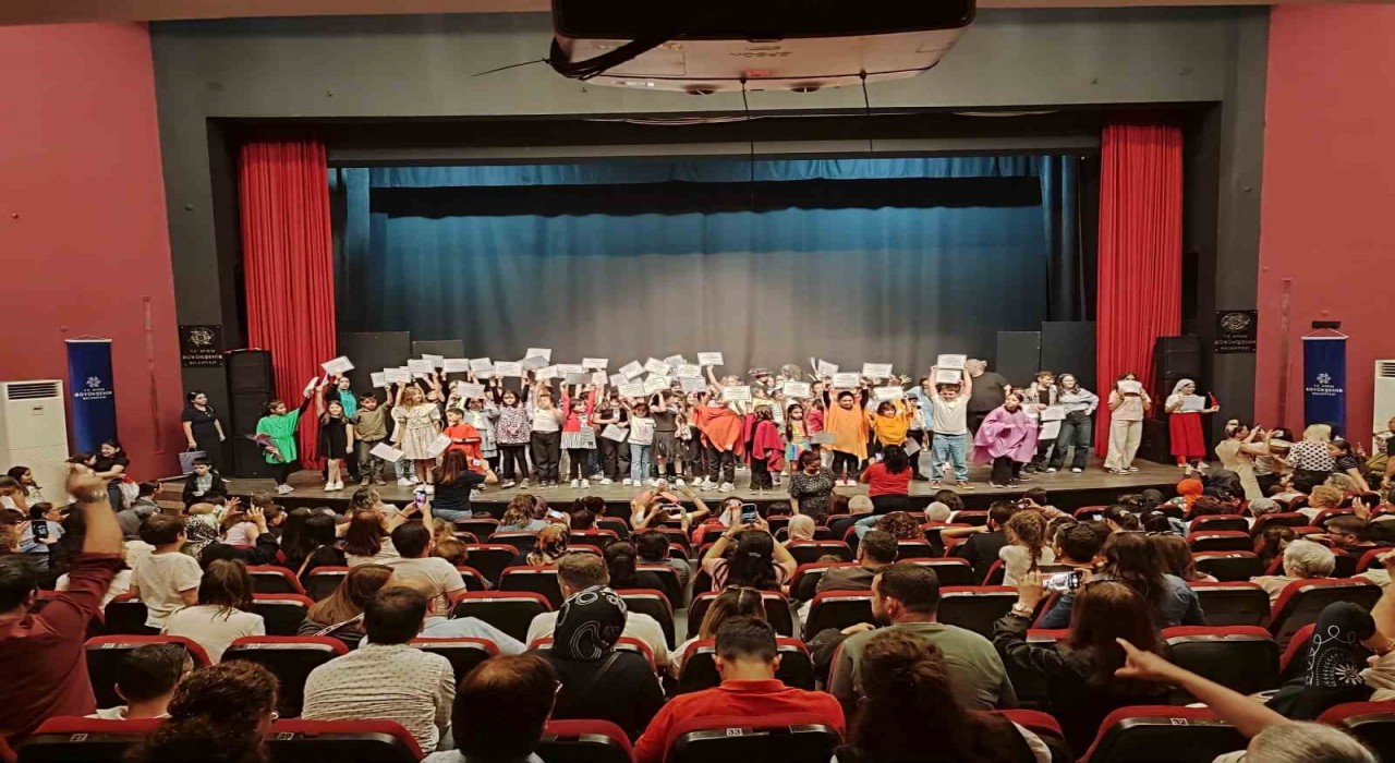 Büyükşehir Belediyesinin Drama Atölyesindeki minikler hünerlerini sergiledi