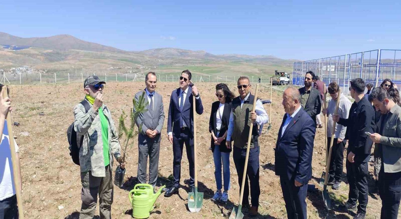 Büyükşehir, Pınarbaşıdaki eğitim yuvasına 2 bin 500 fidan dikti