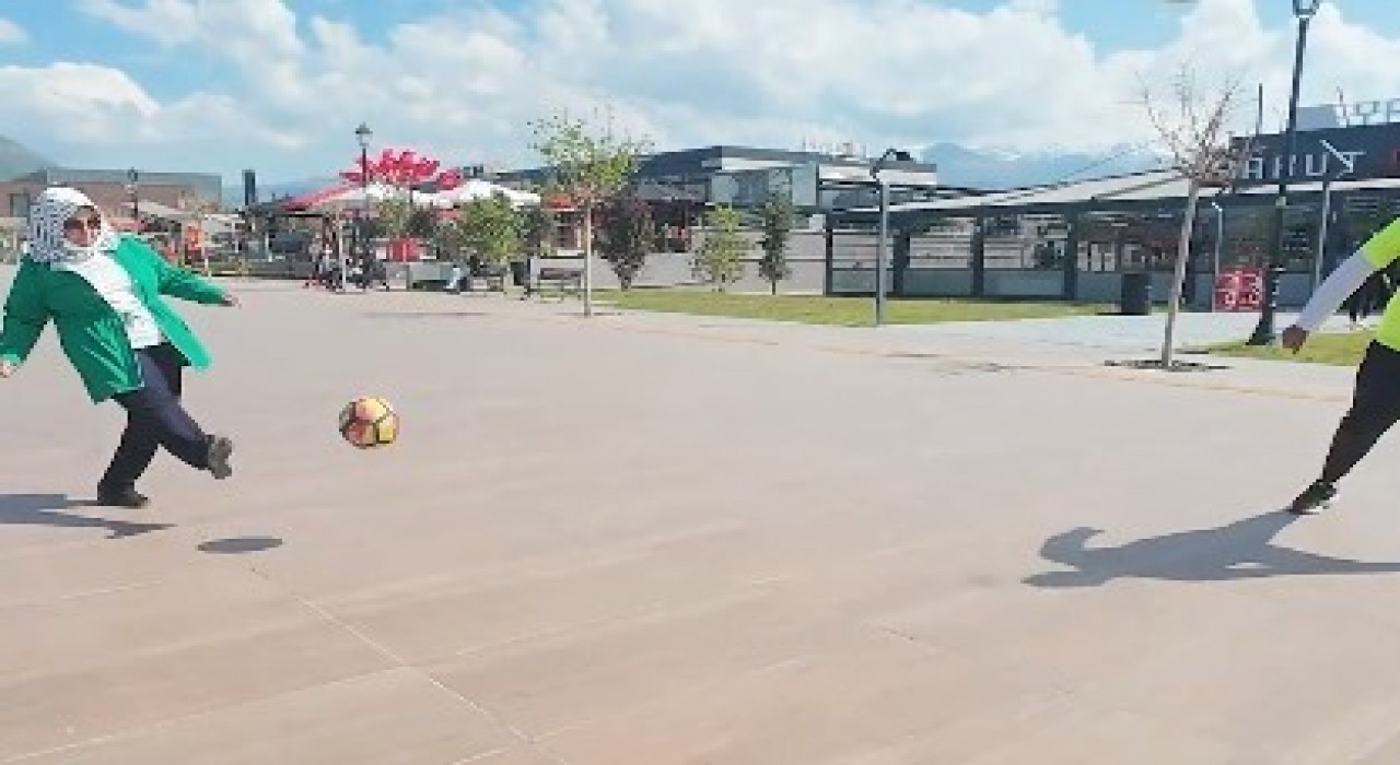 Büyükşehir Spor A.Ş.den millet bahçesinde vatandaşları spora kaynaştıran uygulama