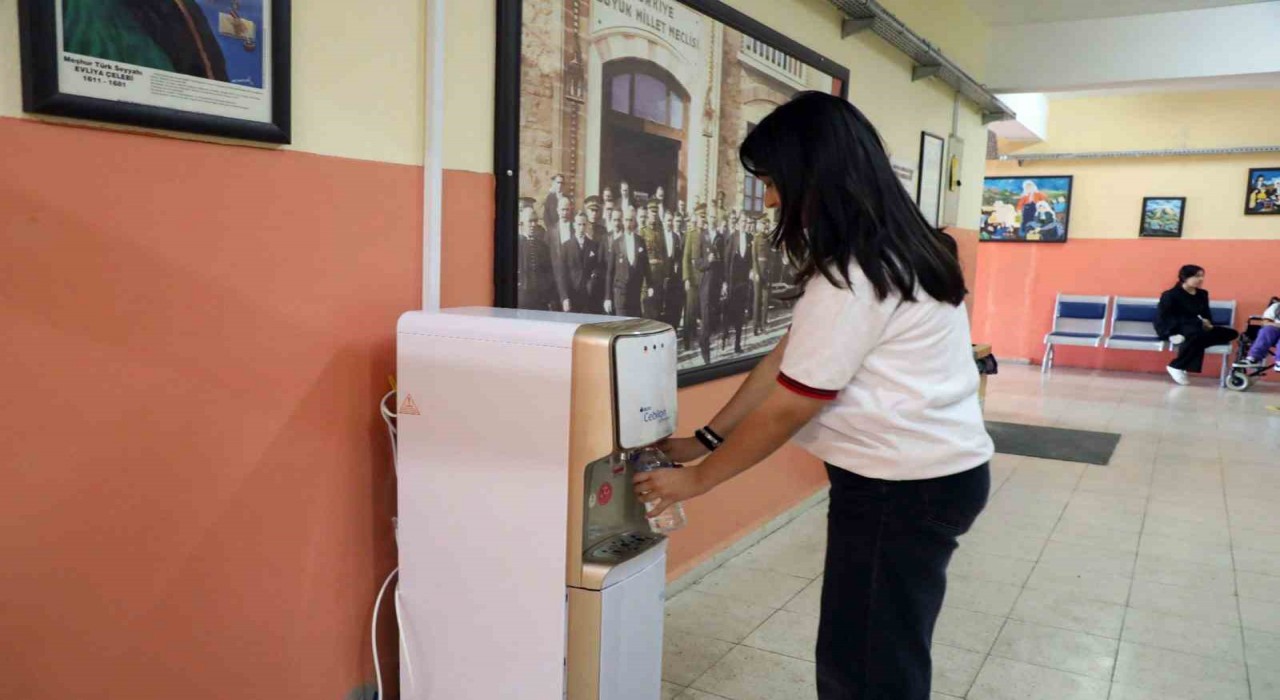 Büyükşehir ve MUSKİden öğrencilere su sebili desteği