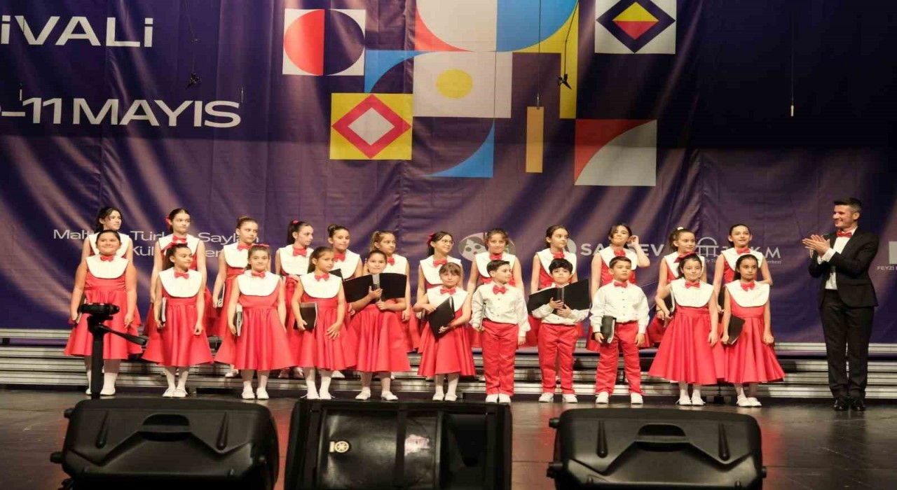 Büyükşehirin çocuk korosuna Ritmik Uyumda Başarı Ödülü