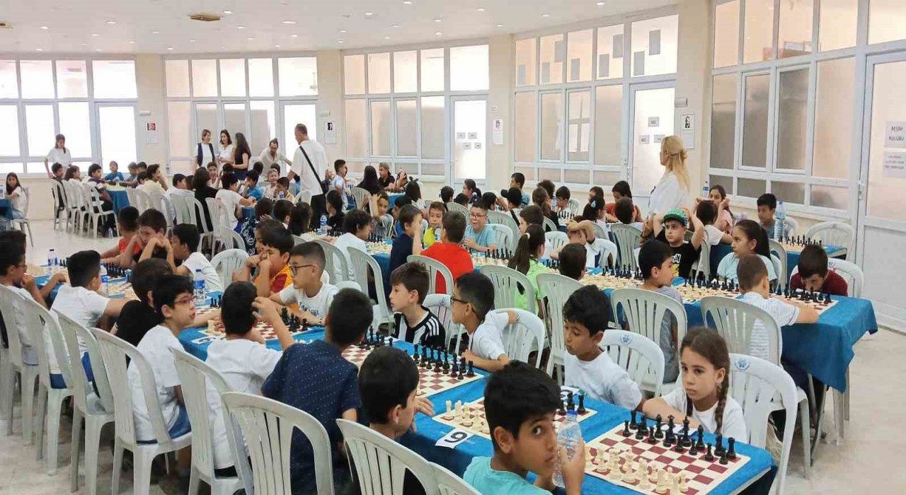 Büyükşehirin satranç turnuvasında öğrenciler hamlelerini yarıştırdı