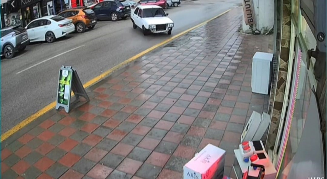 Caddede ‘drift atmaya çalışan sürücünün tehlikeli hareketleri kameraya yansıdı