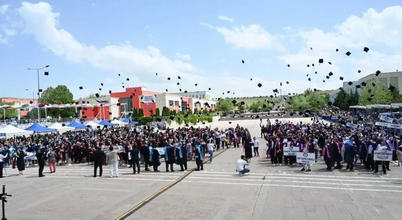 ÇAKÜde öğrencilerin mezuniyet sevinci