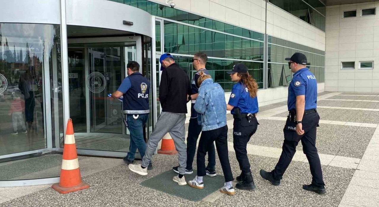 Çaldıkları plakayı başka araca takıp kaçtılar, Sakaryada yakalandılar