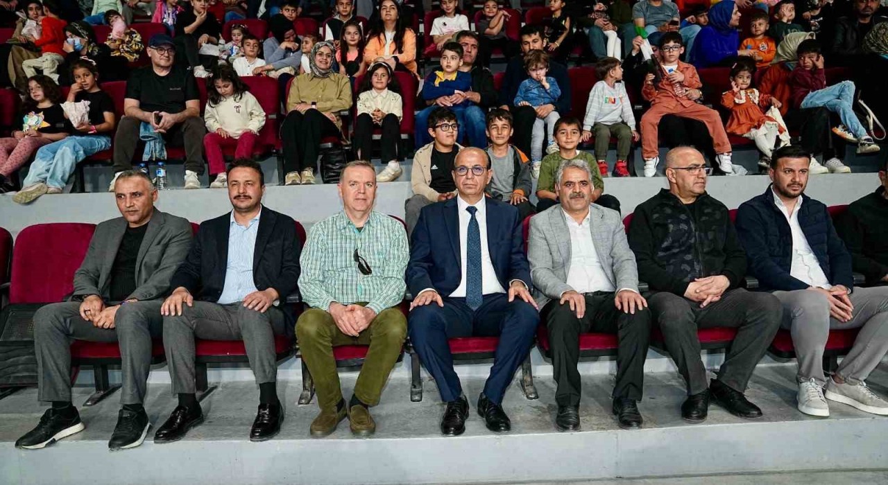 Cambaz Mithat ‘Yetenek Sirkiniz gösterisi renkli ve heyecanlı anlara sahne oldu