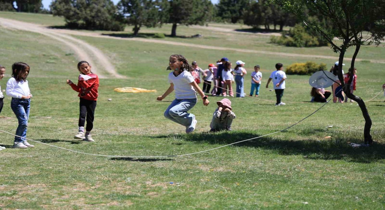Çamelinde çocuklar gökyüzünü renklendirdi