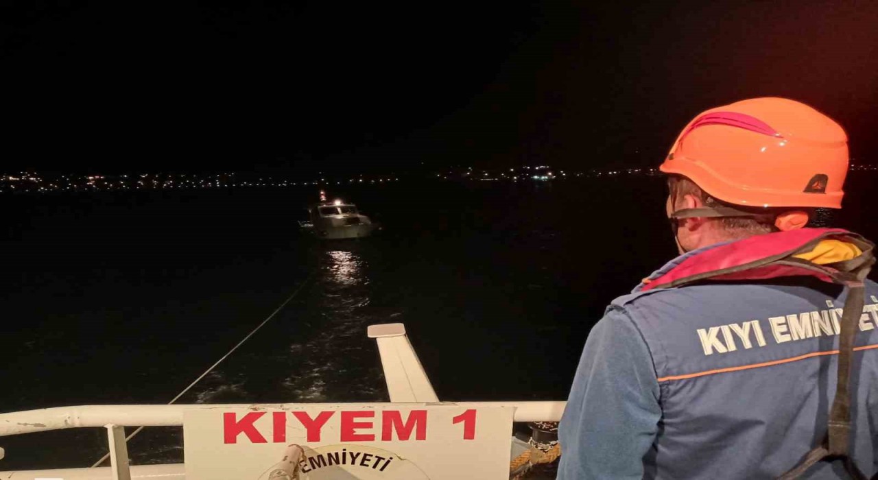 Çanakkale Boğazında içinde 5 kişinin bulunduğu tekne kurtarıldı