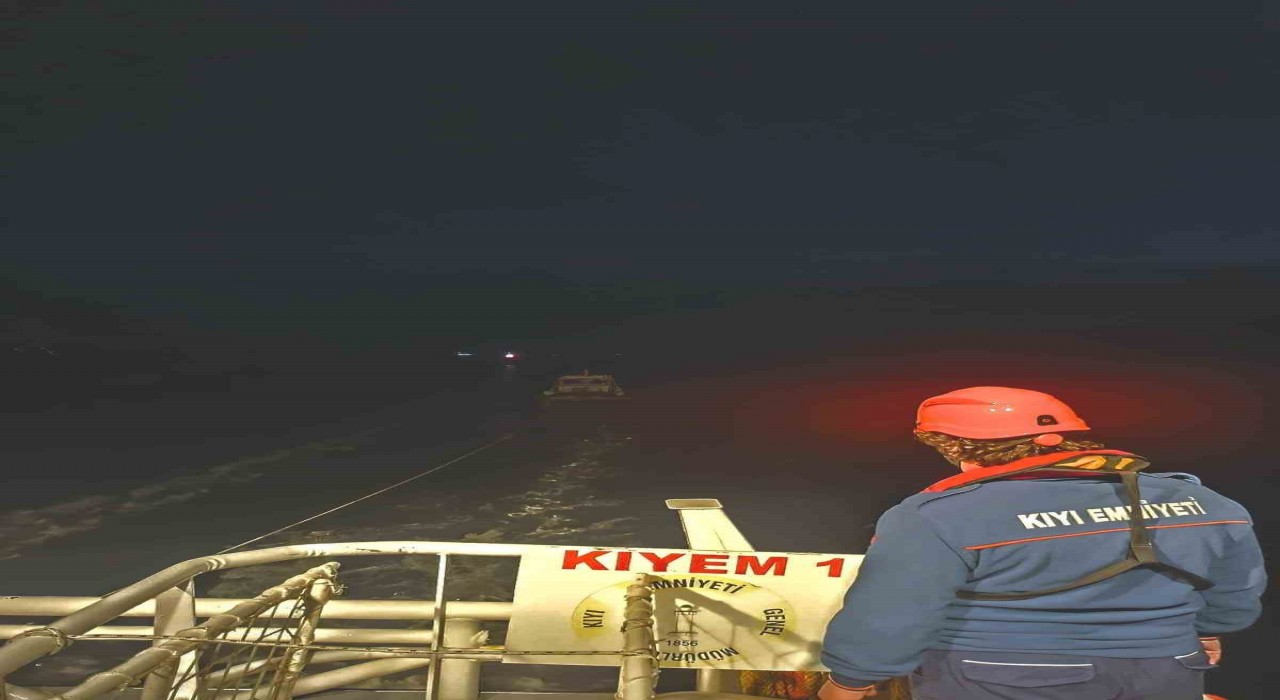 Çanakkale Boğazında makine arızası yapan tekne yedeklenerek çekildi