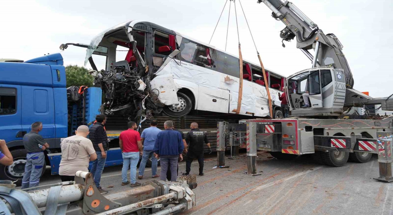 Çanakkalede 8 kişinin öldüğü kazada enkaza dönen otobüs vinç yardımıyla olay yerinden kaldırıldı