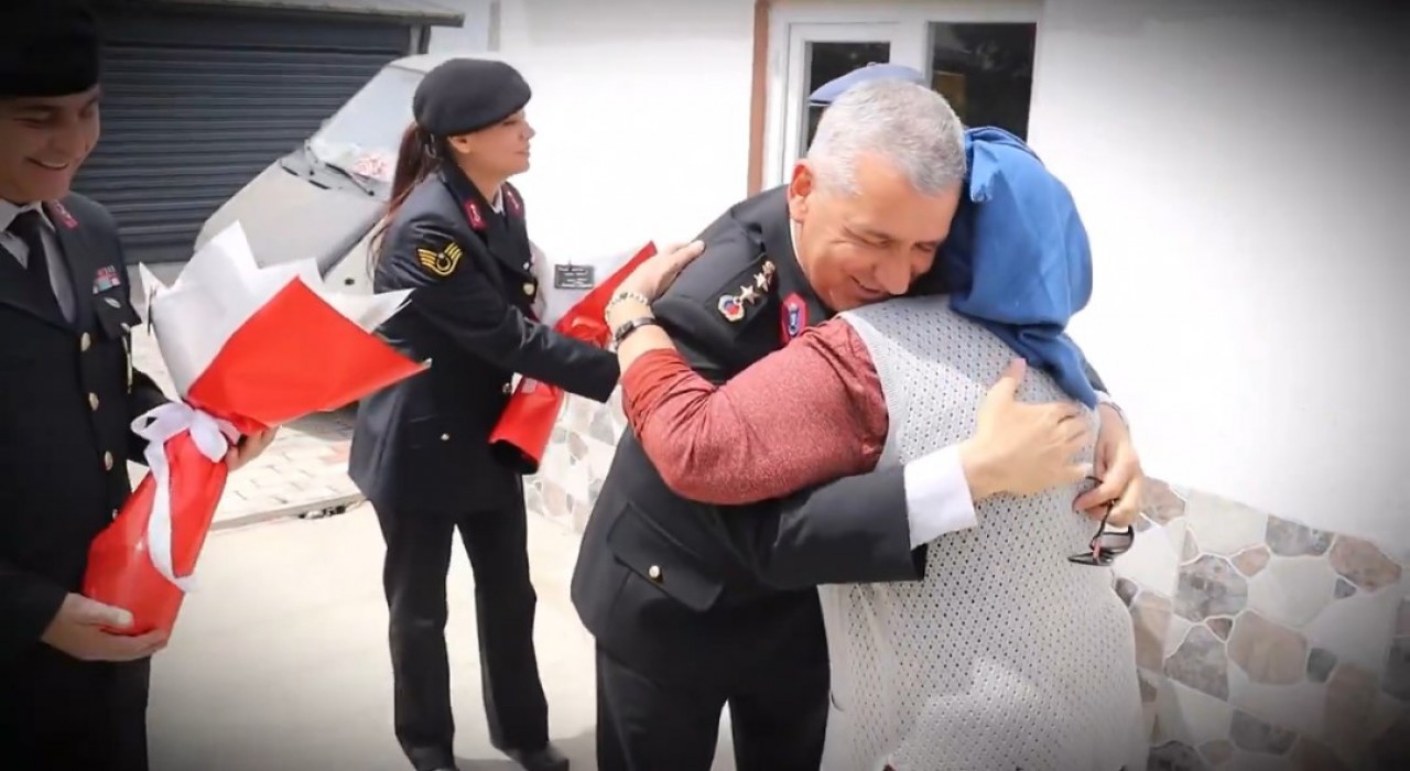 Çanakkalede jandarmadan anlamlı Anneler Günü ziyareti