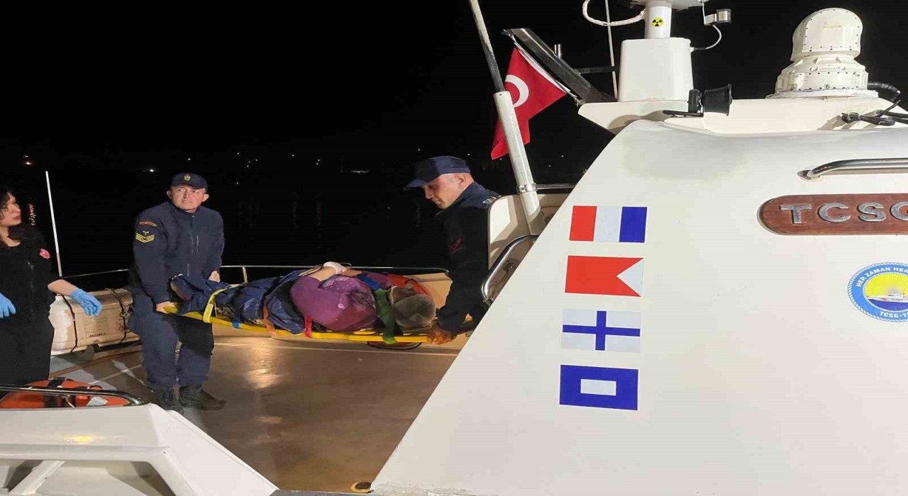 Çanakkalede rahatsızlanan iki hastanın tıbbi tahliyesi Sahil Güvenlik ekiplerince gerçekleştirildi