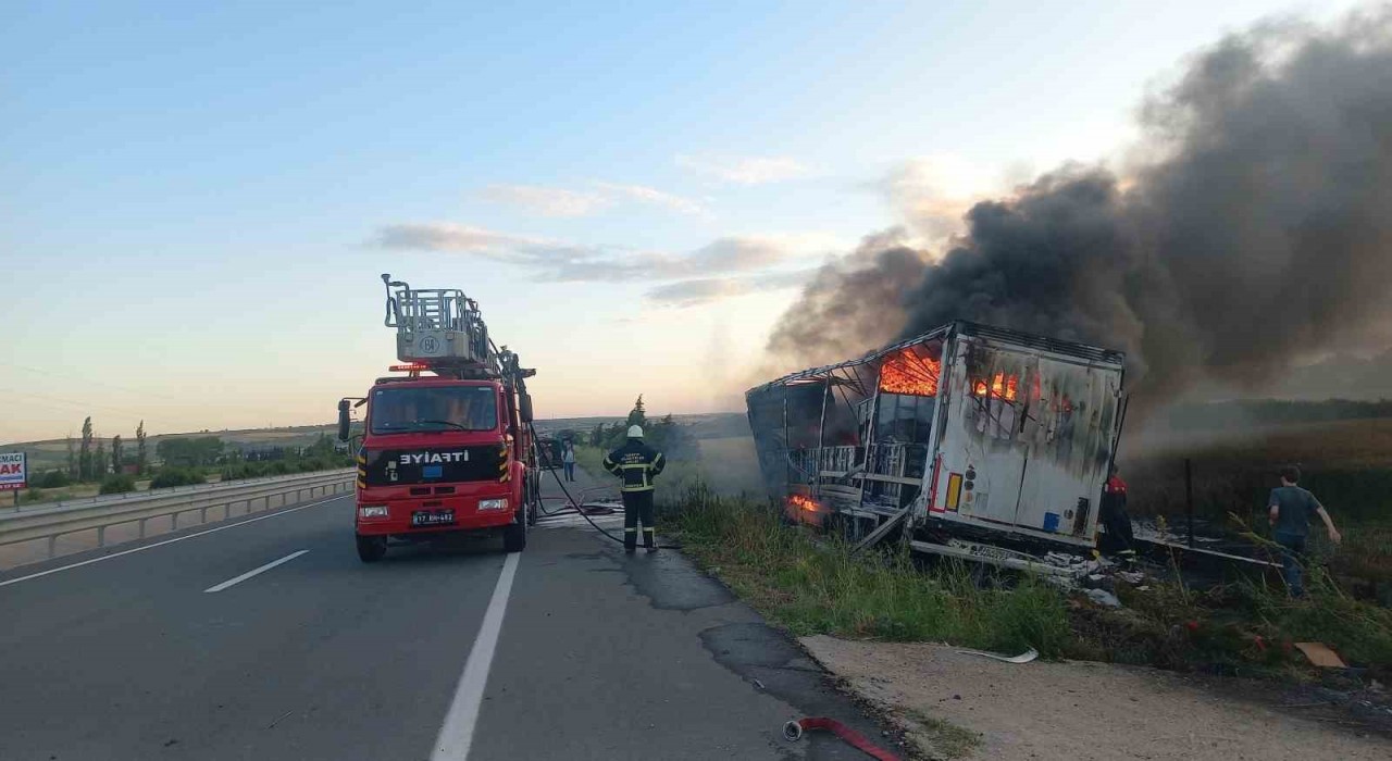 Çanakkalede yol kenarına devrilen tır alev alev yandı