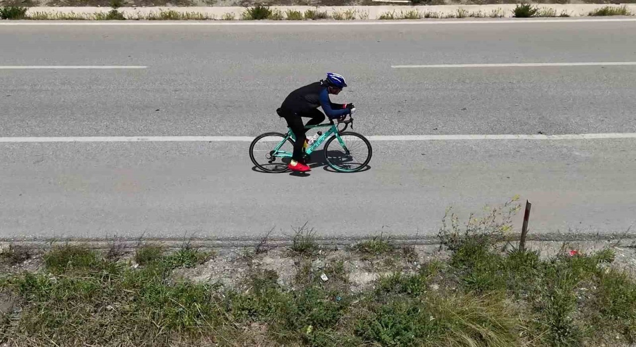 Çanakkaleden aldığı şehitlik toprağını Samsuna ulaştırmak için pedal çeviriyor: 900 kilometreyi geride bıraktı