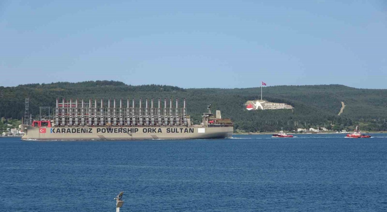 Çanakkalenin elektrik ihtiyacını karşılayabilecek enerji üreten gemi boğazdan geçti