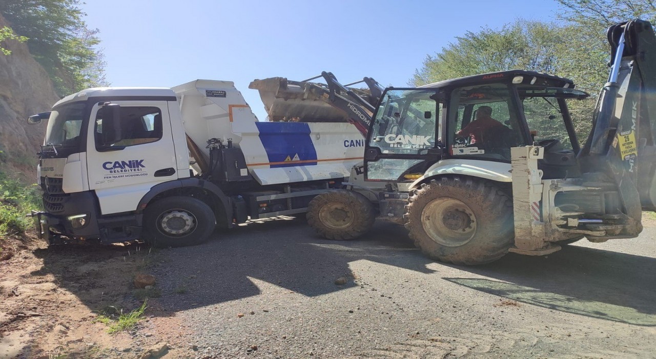Canikte kırsalda yol çalışması