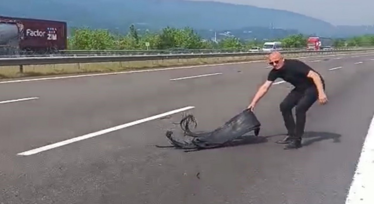 Canını hiçe saydı, otoyolda kaza olmasın diye plastik parçaları topladı