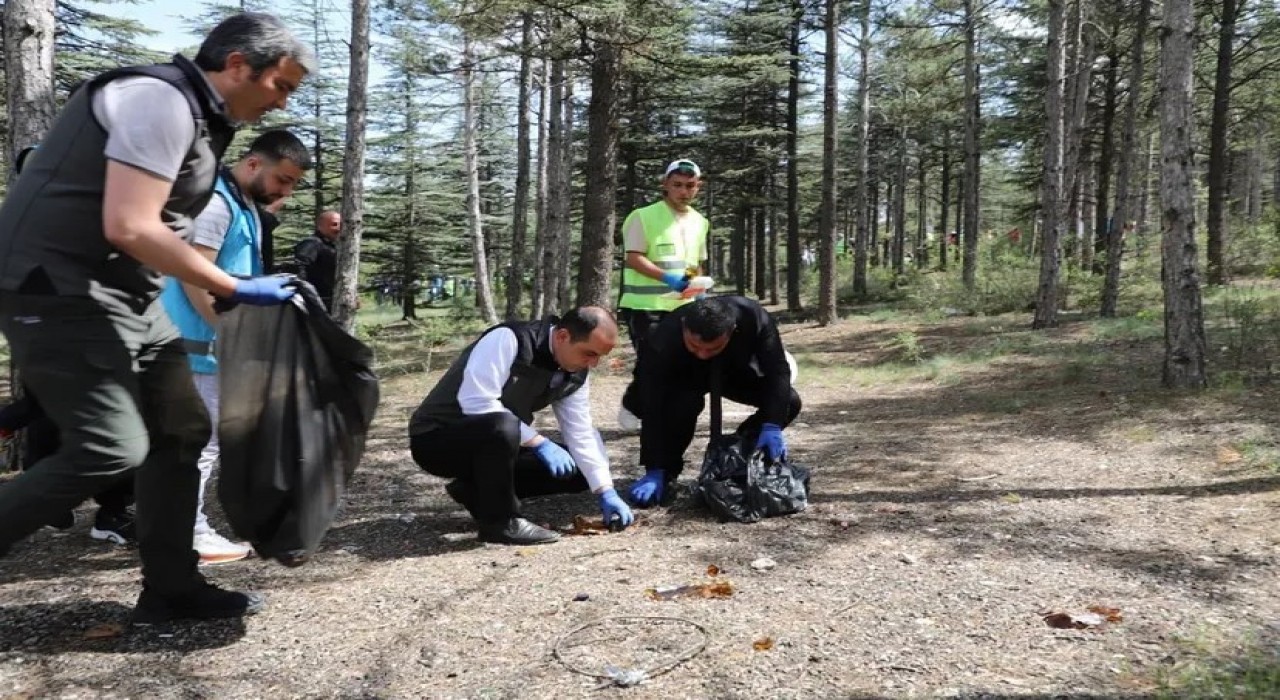 Çankırıda protokol ve vatandaşlar ormanlarda çöp topladı
