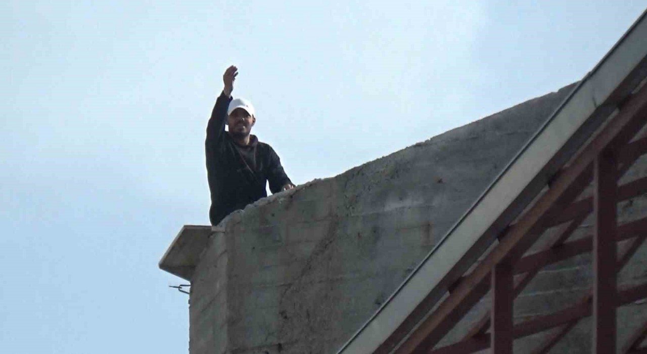 Çatıya çıktı, kendisini ikna etmeye çalışan polislere gazeteciler gitsin inerim dedi