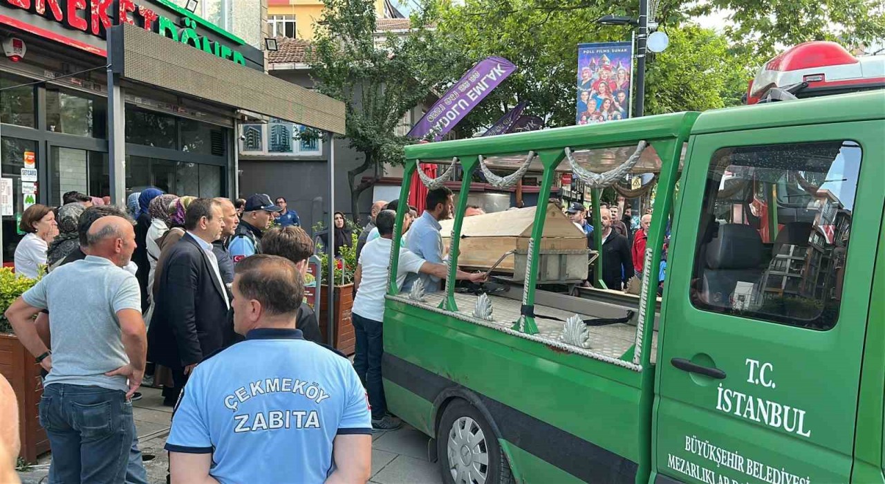 Çekmeköyde apartman dairesinde yangın: Yaşlı kadın hayatını kaybetti
