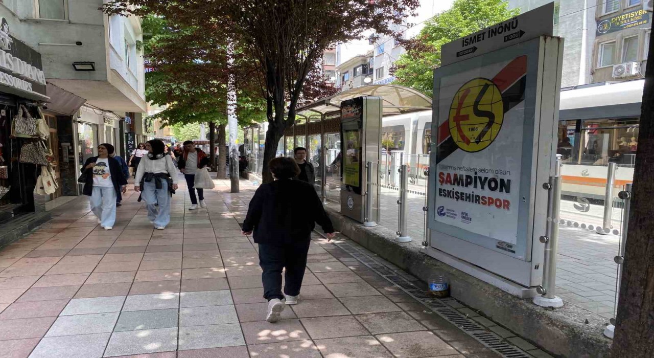 Çeşitli noktalara yerleştirilen Eskişehirspor afişleri beğeni topladı