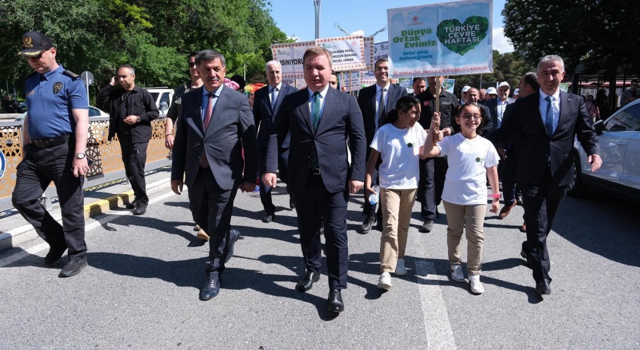 Çevrene İyi Bak: Plastik Kirliliği İle Mücadele temalı farkındalık yürüyüşü düzenlendi