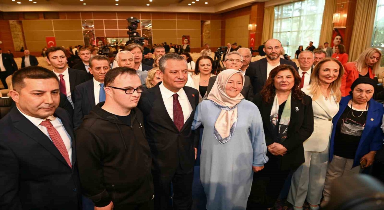 CHP Genel Başkanı Özel, Kuşadasında otizmli bireyler ve aileleri ile buluştu